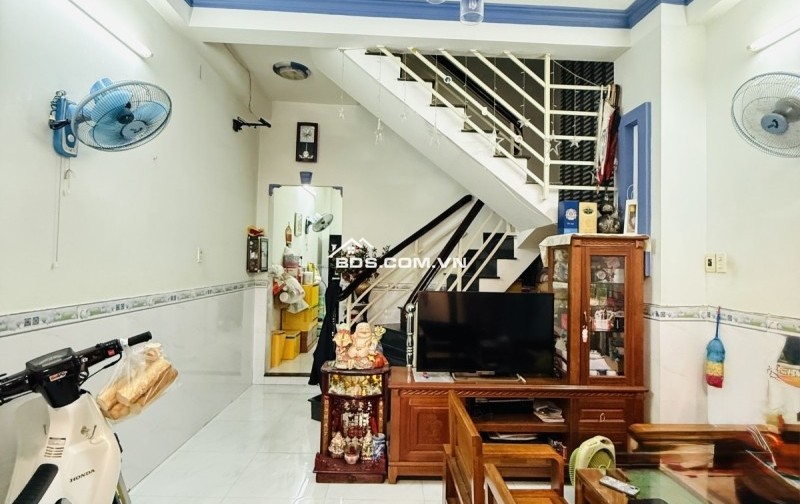 Bán nhà Hẻm 4m Lạc Long Quân Giáp Chợ Tân Bình, 59 m2, 4x14.5m. Chỉ 7.9 Tỷ còn TL với Chủ  .